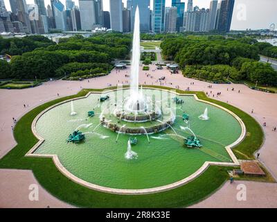 Buckingham Fountain in Chicago - Luftaufnahme - CHICAGO, USA - 06. JUNI 2023 Stockfoto