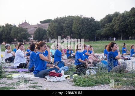 Rom, Italien. 21. Juni 2023. Yoga-Session im Circus Maximus in Rom anlässlich des Internationalen Yoga-Tages. (Kreditbild: © Matteo Nardone/Pacific Press via ZUMA Press Wire) NUR REDAKTIONELLE VERWENDUNG! Nicht für den kommerziellen GEBRAUCH! Stockfoto