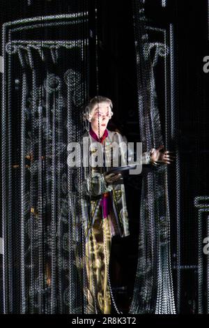 Bernsteins Candide von der walisischen Nationaloper im Wales Millennium Centre, Cardiff Stockfoto