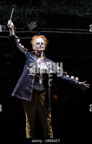 Bernsteins Candide von der walisischen Nationaloper im Wales Millennium Centre, Cardiff Stockfoto