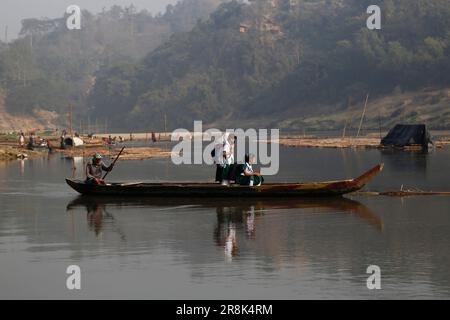 Am 6. Februar 2023 überqueren die Studenten den Sangu im Winter in Bandarban, Bangladesch. Stockfoto