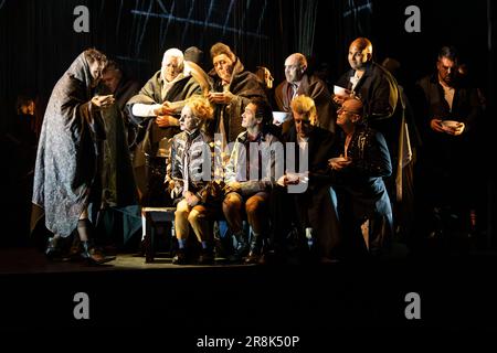 Bernsteins Candide von der walisischen Nationaloper im Wales Millennium Centre, Cardiff Stockfoto