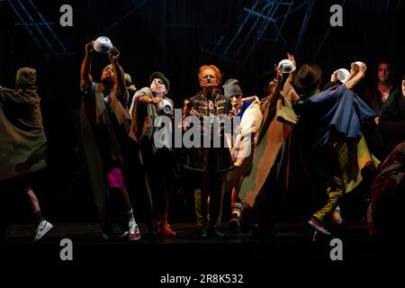 Bernsteins Candide von der walisischen Nationaloper im Wales Millennium Centre, Cardiff Stockfoto