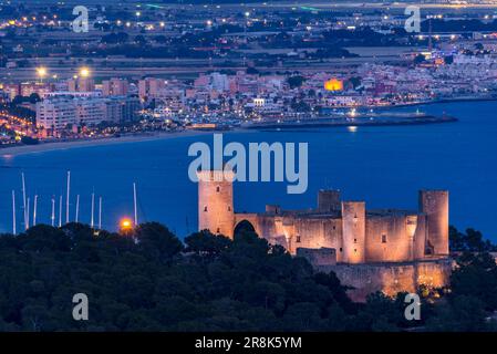 Schloss Bellver und die Bucht von Palma zur blauen Stunde und Nacht, vom Aussichtspunkt Na Burguesa aus gesehen (Mallorca, Balearen, Spanien) Stockfoto