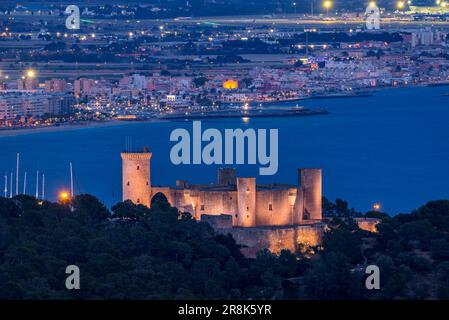 Schloss Bellver und die Bucht von Palma zur blauen Stunde und Nacht, vom Aussichtspunkt Na Burguesa aus gesehen (Mallorca, Balearen, Spanien) Stockfoto