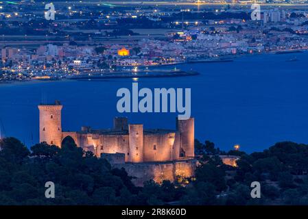 Schloss Bellver und die Bucht von Palma zur blauen Stunde und Nacht, vom Aussichtspunkt Na Burguesa aus gesehen (Mallorca, Balearen, Spanien) Stockfoto