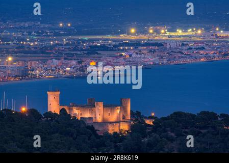 Schloss Bellver und die Bucht von Palma zur blauen Stunde und Nacht, vom Aussichtspunkt Na Burguesa aus gesehen (Mallorca, Balearen, Spanien) Stockfoto
