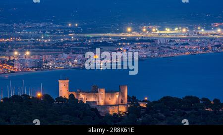 Schloss Bellver und die Bucht von Palma zur blauen Stunde und Nacht, vom Aussichtspunkt Na Burguesa aus gesehen (Mallorca, Balearen, Spanien) Stockfoto