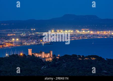 Schloss Bellver und die Bucht von Palma zur blauen Stunde und Nacht, vom Aussichtspunkt Na Burguesa aus gesehen (Mallorca, Balearen, Spanien) Stockfoto