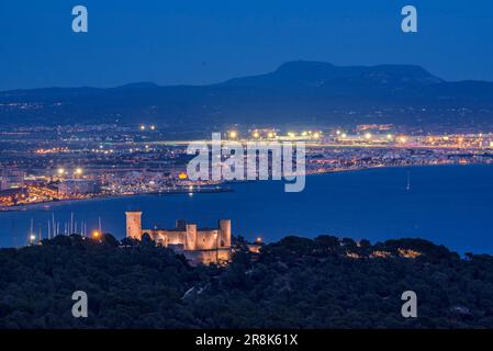 Schloss Bellver und die Bucht von Palma zur blauen Stunde und Nacht, vom Aussichtspunkt Na Burguesa aus gesehen (Mallorca, Balearen, Spanien) Stockfoto