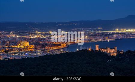 Schloss Bellver und die Bucht von Palma zur blauen Stunde und Nacht, vom Aussichtspunkt Na Burguesa aus gesehen (Mallorca, Balearen, Spanien) Stockfoto