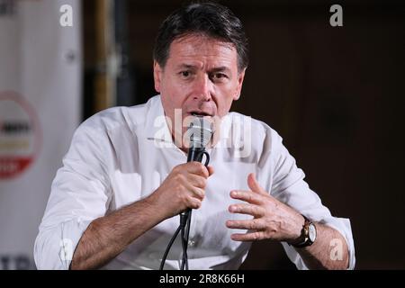 Termoli, Italien. 21. Juni 2023. Giuseppe Conte, ehemaliger Ministerpräsident der italienischen Regierung und Führer der M5S, spricht während einer Wahlkampagne zur Unterstützung von Roberto Gravina, Präsidentschaftskandidat für die Region Molise. (Foto: Davide Di Lalla/SOPA Images/Sipa USA) Guthaben: SIPA USA/Alamy Live News Stockfoto