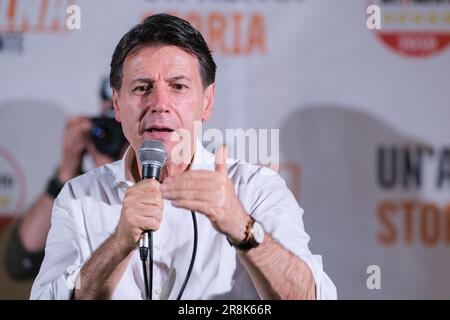 Termoli, Italien. 21. Juni 2023. Giuseppe Conte, ehemaliger Ministerpräsident der italienischen Regierung und Führer der M5S, spricht während einer Wahlkampagne zur Unterstützung von Roberto Gravina, Präsidentschaftskandidat für die Region Molise. (Foto: Davide Di Lalla/SOPA Images/Sipa USA) Guthaben: SIPA USA/Alamy Live News Stockfoto