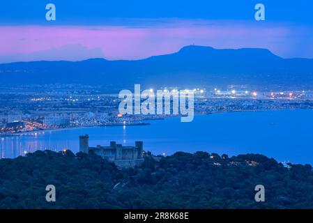 Schloss Bellver, Gipfel Puig de Randa und Bucht von Palma bei Sonnenaufgang und Sonnenaufgang, vom Aussichtspunkt Na Burguesa (Mallorca, Balearen, Spanien) aus gesehen Stockfoto