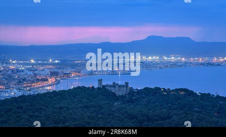 Schloss Bellver, Gipfel Puig de Randa und Bucht von Palma bei Sonnenaufgang und Sonnenaufgang, vom Aussichtspunkt Na Burguesa (Mallorca, Balearen, Spanien) aus gesehen Stockfoto