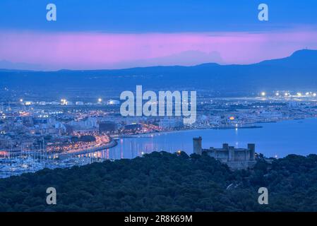 Schloss Bellver, Gipfel Puig de Randa und Bucht von Palma bei Sonnenaufgang und Sonnenaufgang, vom Aussichtspunkt Na Burguesa (Mallorca, Balearen, Spanien) aus gesehen Stockfoto