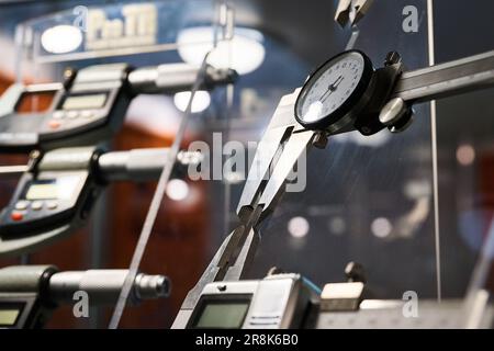 Digitale Schiebesättel auf dem Display des Baumarkt Stockfoto