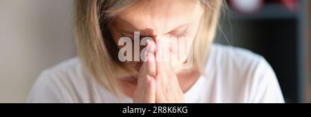 Traurige depressive Frau, die sich in Nahaufnahme hoffnungslos schlecht weint Stockfoto