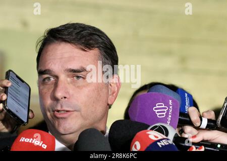 Brasilia, Distrito Federal, Brasilien. 21. Juni 2023. Brasilia (DF), 06/21/2023 - POLITICAL/CCJ/SENATE - Senator Flavio Bolsonaro (PL-RJ) spricht vor der Presse, nachdem er den Saal des CCJ verlassen hat, in dem Cristiano Zanin Martins zum Minister der STF nominiert hat; am Nachmittag dieses Mittwoch, den 21. Juni 2023, im Korridor der Senatstagung in Brasilia. (Foto: Frederico Brasil/Thenews2/Zumapress) (Bild: © Frederico Brasil/TheNEWS2 via ZUMA Press Wire) NUR REDAKTIONELLE VERWENDUNG! Nicht für den kommerziellen GEBRAUCH! Stockfoto