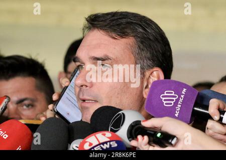 Brasilia, Distrito Federal, Brasilien. 21. Juni 2023. Brasilia (DF), 06/21/2023 - POLITICAL/CCJ/SENATE - Senator Flavio Bolsonaro (PL-RJ) spricht vor der Presse, nachdem er den Saal des CCJ verlassen hat, in dem Cristiano Zanin Martins zum Minister der STF nominiert hat; am Nachmittag dieses Mittwoch, den 21. Juni 2023, im Korridor der Senatstagung in Brasilia. (Foto: Frederico Brasil/Thenews2/Zumapress) (Bild: © Frederico Brasil/TheNEWS2 via ZUMA Press Wire) NUR REDAKTIONELLE VERWENDUNG! Nicht für den kommerziellen GEBRAUCH! Stockfoto