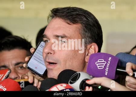 Brasilia, Distrito Federal, Brasilien. 21. Juni 2023. Brasilia (DF), 06/21/2023 - POLITICAL/CCJ/SENATE - Senator Flavio Bolsonaro (PL-RJ) spricht vor der Presse, nachdem er den Saal des CCJ verlassen hat, in dem Cristiano Zanin Martins zum Minister der STF nominiert hat; am Nachmittag dieses Mittwoch, den 21. Juni 2023, im Korridor der Senatstagung in Brasilia. (Foto: Frederico Brasil/Thenews2/Zumapress) (Bild: © Frederico Brasil/TheNEWS2 via ZUMA Press Wire) NUR REDAKTIONELLE VERWENDUNG! Nicht für den kommerziellen GEBRAUCH! Stockfoto