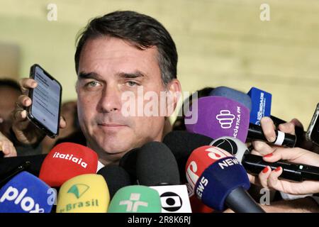 Brasilia, Distrito Federal, Brasilien. 21. Juni 2023. Brasilia (DF), 06/21/2023 - POLITICAL/CCJ/SENATE - Senator Flavio Bolsonaro (PL-RJ) spricht vor der Presse, nachdem er den Saal des CCJ verlassen hat, in dem Cristiano Zanin Martins zum Minister der STF nominiert hat; am Nachmittag dieses Mittwoch, den 21. Juni 2023, im Korridor der Senatstagung in Brasilia. (Foto: Frederico Brasil/Thenews2/Zumapress) (Bild: © Frederico Brasil/TheNEWS2 via ZUMA Press Wire) NUR REDAKTIONELLE VERWENDUNG! Nicht für den kommerziellen GEBRAUCH! Stockfoto