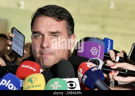 Brasilia, Distrito Federal, Brasilien. 21. Juni 2023. Brasilia (DF), 06/21/2023 - POLITICAL/CCJ/SENATE - Senator Flavio Bolsonaro (PL-RJ) spricht vor der Presse, nachdem er den Saal des CCJ verlassen hat, in dem Cristiano Zanin Martins zum Minister der STF nominiert hat; am Nachmittag dieses Mittwoch, den 21. Juni 2023, im Korridor der Senatstagung in Brasilia. (Foto: Frederico Brasil/Thenews2/Zumapress) (Bild: © Frederico Brasil/TheNEWS2 via ZUMA Press Wire) NUR REDAKTIONELLE VERWENDUNG! Nicht für den kommerziellen GEBRAUCH! Stockfoto