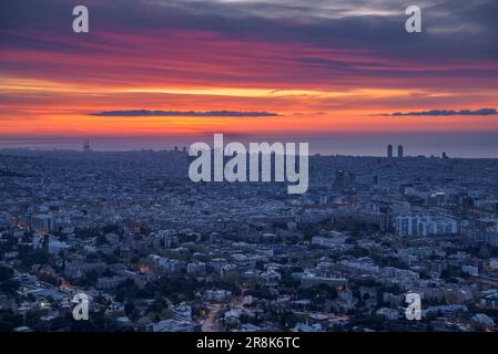 Rötlicher Sonnenaufgang über der Stadt Barcelona vom Gipfel des Sant Pere Màrtir in Collserola (Barcelona, Katalonien, Spanien) Stockfoto