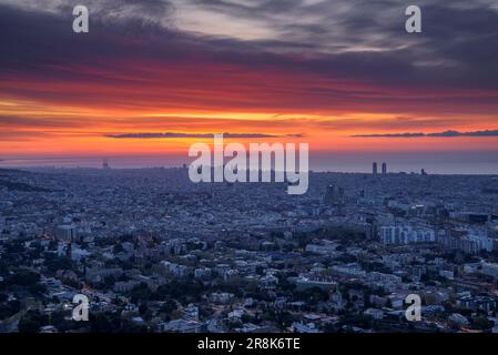 Rötlicher Sonnenaufgang über der Stadt Barcelona vom Gipfel des Sant Pere Màrtir in Collserola (Barcelona, Katalonien, Spanien) Stockfoto