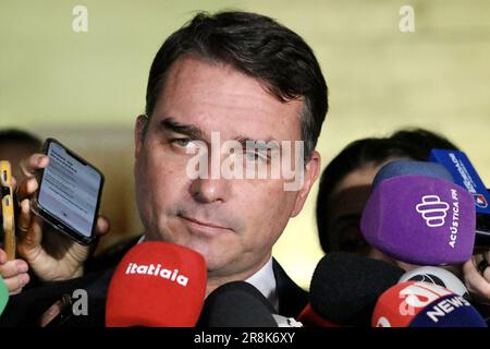 Brasilia, Distrito Federal, Brasilien. 21. Juni 2023. Brasilia (DF), 06/21/2023 - POLITICAL/CCJ/SENATE - Senator Flavio Bolsonaro (PL-RJ) spricht vor der Presse, nachdem er den Saal des CCJ verlassen hat, in dem Cristiano Zanin Martins zum Minister der STF nominiert hat; am Nachmittag dieses Mittwoch, den 21. Juni 2023, im Korridor der Senatstagung in Brasilia. (Foto: Frederico Brasil/Thenews2/Zumapress) (Bild: © Frederico Brasil/TheNEWS2 via ZUMA Press Wire) NUR REDAKTIONELLE VERWENDUNG! Nicht für den kommerziellen GEBRAUCH! Stockfoto