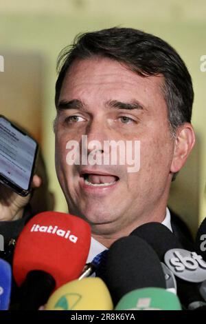 Brasilia, Distrito Federal, Brasilien. 21. Juni 2023. Brasilia (DF), 06/21/2023 - POLITICAL/CCJ/SENATE - Senator Flavio Bolsonaro (PL-RJ) spricht vor der Presse, nachdem er den Saal des CCJ verlassen hat, in dem Cristiano Zanin Martins zum Minister der STF nominiert hat; am Nachmittag dieses Mittwoch, den 21. Juni 2023, im Korridor der Senatstagung in Brasilia. (Foto: Frederico Brasil/Thenews2/Zumapress) (Bild: © Frederico Brasil/TheNEWS2 via ZUMA Press Wire) NUR REDAKTIONELLE VERWENDUNG! Nicht für den kommerziellen GEBRAUCH! Stockfoto