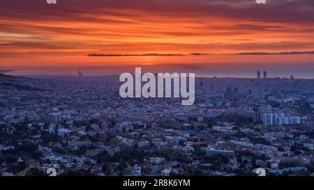 Rötlicher Sonnenaufgang über der Stadt Barcelona vom Gipfel des Sant Pere Màrtir in Collserola (Barcelona, Katalonien, Spanien) Stockfoto