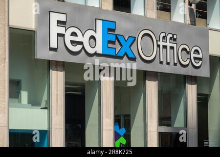 Hey Federal Express Office befindet sich in der Nähe des Rockefeller Center in Midtown Manhattan, 2023, New York City, USA Stockfoto