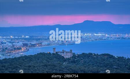 Schloss Bellver, Gipfel Puig de Randa und Bucht von Palma bei Sonnenaufgang und Sonnenaufgang, vom Aussichtspunkt Na Burguesa (Mallorca, Balearen, Spanien) aus gesehen Stockfoto