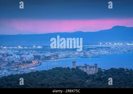 Schloss Bellver, Gipfel Puig de Randa und Bucht von Palma bei Sonnenaufgang und Sonnenaufgang, vom Aussichtspunkt Na Burguesa (Mallorca, Balearen, Spanien) aus gesehen Stockfoto