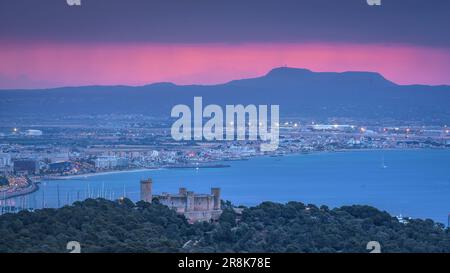 Schloss Bellver, Gipfel Puig de Randa und Bucht von Palma bei Sonnenaufgang und Sonnenaufgang, vom Aussichtspunkt Na Burguesa (Mallorca, Balearen, Spanien) aus gesehen Stockfoto