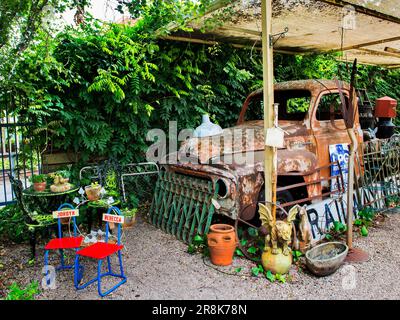 Old Rusty Car Shell im Fairy Garden Shop, Hahndorf, Adelaide Hills, Südaustralien Stockfoto