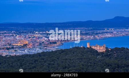 Stadt Palma de Mallorca und Schloss Bellver und Hügel in der Abenddämmerung und zur blauen Stunde, vom Aussichtspunkt Na Burguesa (Mallorca, Balearen) aus gesehen Stockfoto