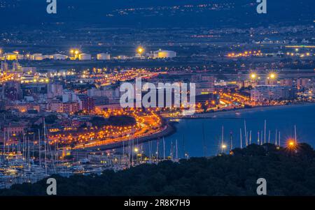 Stadt Palma de Mallorca bei Nacht, vom Aussichtspunkt Na Burguesa aus gesehen (Mallorca, Balearen, Spanien) ESP: Ciudad de Palma de Mallorca de noche Stockfoto