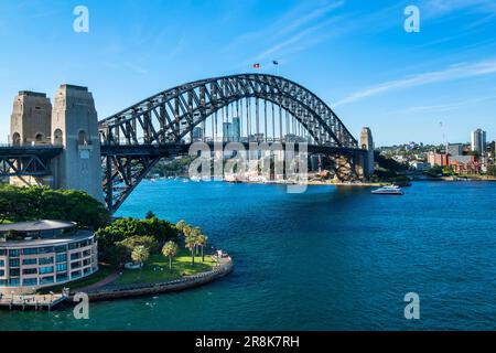 Sydney Harbour Bridge mit North Sydney im Hintergrund, New South Wales, Australien Stockfoto