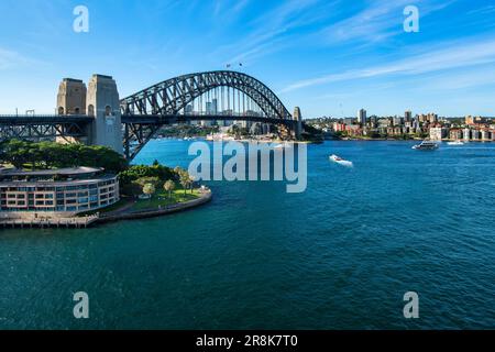 Sydney Harbour Bridge mit North Sydney im Hintergrund, New South Wales, Australien Stockfoto