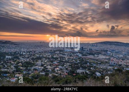 Rötlicher Sonnenaufgang über der Stadt Barcelona vom Gipfel des Sant Pere Màrtir in Collserola (Barcelona, Katalonien, Spanien) Stockfoto