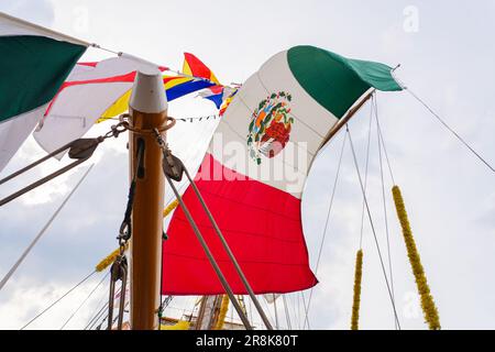 Rouen, Frankreich - 17. Juni 2023 : mexikanische Flagge, die über dem Segelschiff "Cuauhtémoc" der mexikanischen Marine schweben, das an den Kais der seine festgemacht ist Stockfoto