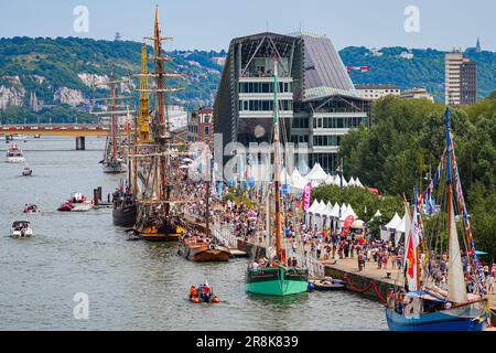 Rouen, Frankreich - 17. Juni 2023: Alte Segelschiffe liegen an den Kais der seine in Rouen in der Normandie für die Armada, eine beliebte internationale Gatheri Stockfoto