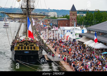 Rouen, Frankreich - 17. Juni 2023: „Etoile du Roy“ („Königsstern“) ist eine Nachbildung eines allgemeinen Kriegsschiffs aus dem Zeitalter des Segelns. Es liegt an den Kais von Th Stockfoto