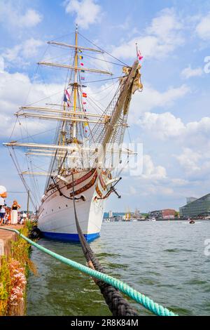 Rouen, Frankreich - 17. Juni 2023: Bug der norwegischen Dreimastgrille „Statsraad Lehmkuhl“, die an den Kais der seine in Rouen in der Normandie festgemacht ist Stockfoto