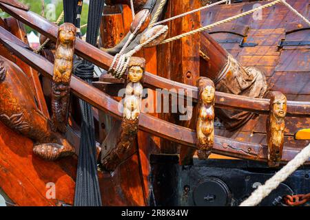 Rouen, Frankreich - 17. Juni 2023: Hölzerne Figuren auf dem "Shtandart", einer Nachbildung einer Fregatte, die das Flaggschiff einer von Zar P befehligten Flotte war Stockfoto