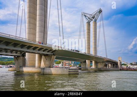 Die Gustave-Flaubert-Brücke über die seine in Rouen, Normandie, ist eine Brücke mit vertikalem Aufzug, benannt nach dem geborenen Schriftsteller aus dem 19. Jahrhundert und Stockfoto