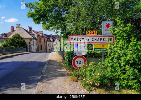 Straßenschild am Eingang zur Crécy la Chapelle, einem Dorf des französischen Departements seine et Marne in der Region Paris, oft mit dem Spitznamen „Little Venice of Brie“ Stockfoto
