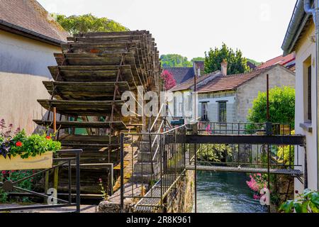 Altes stillgelegtes Rad der Moulin Bichat („Bichat Wassermühle“) am Grand Morin in Crécy la Chapelle, einem Dorf von seine et Marne in der Region Paris Stockfoto